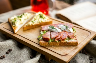 sandwich-mit-salami-toastbrot-salat-wurst-sauerrahm-dill-seitenansicht