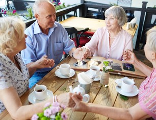 bemuttern-sie-tragendes-tellersegment-der-schalen-mit-defocused-vater-und-sohn(2)